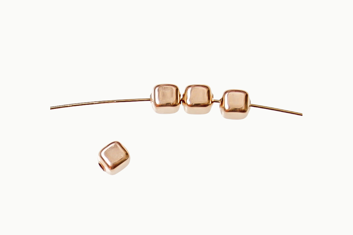 vierkante kraal van 3 mm in 14/20 gold filled met gladde afwerking